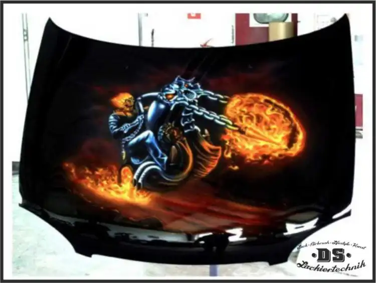 Fanart Ghost Rider auf Motorhaube mit Candy-Flammendesign